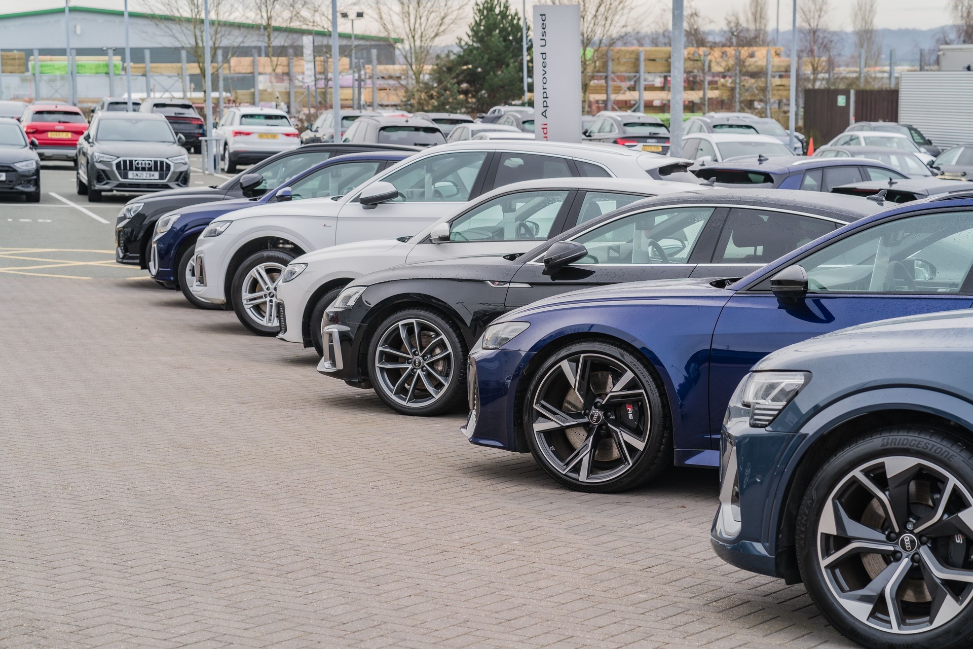 Une rangée d’Audi garées sur le terrain d’un concessionnaire automobile